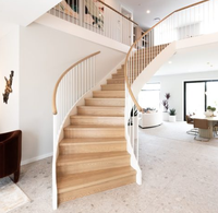 Escalier courbé contemporain et élégant avec marches ouvertes pour un espace de vie lumineux et aéré