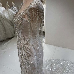 Robe de mariée sirène moderne DW0193 à manches courtes, ornée de perles lourdes, de pampilles, d'une traîne chapelle, avec fleurs, dentelle et cristaux - Product Image 5