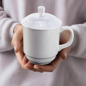 แก้วเซรามิกมีฝาปิด ถ้วยชาพอร์ซเลนสีขาว 11.5x8x9 ซม. สำหรับดื่มชา ถ้วยเดี่ยว ภาชนะบนโต๊ะอาหารโรงแรม - Product Image 1