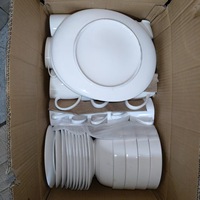 Nouvel ensemble de vaisselle en céramique et porcelaine blanche de grande taille, assiettes, bols, tasses et soucoupes, vendu par carton