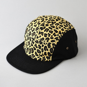 Gorra <span class=keywords><strong>de</strong></span> PANA con estampado <span class=keywords><strong>de</strong></span> leopardo personalizado en blanco Hombres Mujeres Correa <span class=keywords><strong>de</strong></span> <span class=keywords><strong>cuero</strong></span> <span class=keywords><strong>de</strong></span> 2 tonos Sombrero <span class=keywords><strong>de</strong></span> pana <span class=keywords><strong>de</strong></span> 5 paneles - Product Image 1