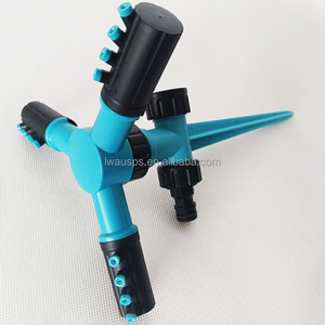 Aspersores de Jardín Ajustables de 3 Brazos de Plástico ABS con Rotación Automática de 360 Grados y Alcance Lateral de hasta 5 m para Césped de Jardín - Product Image 1