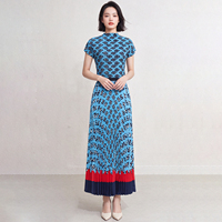 Ensemble deux pièces plissé Miyake : Haut à manches courtes à col montant imprimé floral géométrique bleu et jupe plissée rouge marine