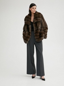 Cappotto Corto Elegante da <span class=keywords><strong>Donna</strong></span> in <span class=keywords><strong>Pelliccia</strong></span> di Zibellino Dorato Importato dalla Russia, Colore Naturale, Chiusura Monopetto, Nero Quadrato - Product Image 3