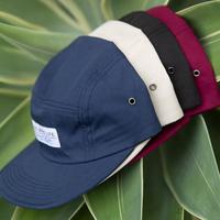 Casquette de sport 5 panneaux à logo personnalisé, séchage rapide, imperméable, avec patch en caoutchouc perforé au laser, idéale pour le golf et les activités de plein air – Fabrication OEM