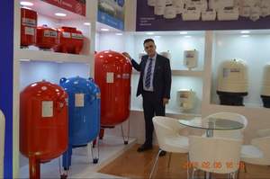 Красный вертикальный резервуар высокого давления с ножками для водяного насоса - Product Image 3