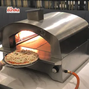 Cuoco all'aperto nel cortile e oltre il forno per Pizza propano da 12 pollici