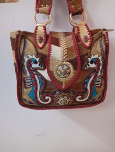 Bolso de Mano de Cuero Genuino para Mujer, Color Marrón, Hecho a Mano, con Forro de Algodón Suave, Cierre de Cremallera Resistente y Detalle de Pluma - Product Image 5