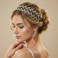 Diadème élégant et étincelant en zircone en forme de feuille : une coiffe unique pour les fêtes d'anniversaire des femmes