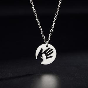 Collana con ciondolo rotondo in acciaio inossidabile placcato oro alla moda <span class=keywords><strong>gioielli</strong></span> girocollo per la mamma del bambino amore materno stretta di mano Design - Product Image 4