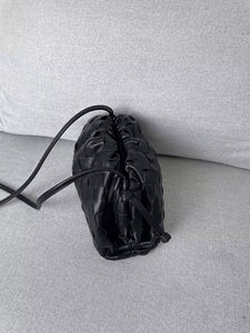 กระเป๋าถือสตรีแบบทอคุณภาพสูง ดีไซน์ทันสมัย สายสะพายเดี่ยว ทรงครึ่งวงกลม หนังแท้ กันน้ำ ซิป แฟชั่น - Product Image 2