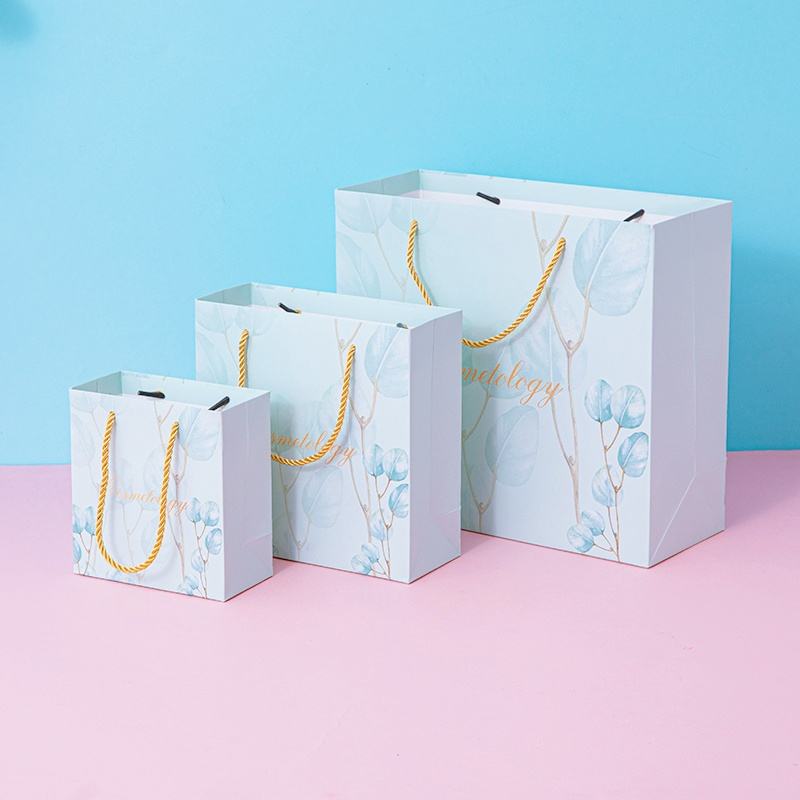 สีเขียวลายใบไม้