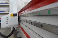 Machine de fraisage CNC à 4 axes pour le travail du bois A8-1325-L8 avec tête pivotante rotative pour la fabrication de portes en bois