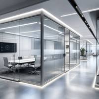 Système de cloison de bureau en verre moderne avec vue panoramique et cadre en aluminium pour les espaces intérieurs