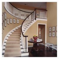 Escalier courbé moderne sur mesure avec balustrade en verre et marches en bois pour la décoration intérieure de villas de luxe
