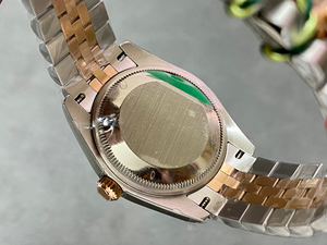 Montre mécanique classique et élégante pour femme avec un design entièrement serti de moissanite scintillante - Product Image 6