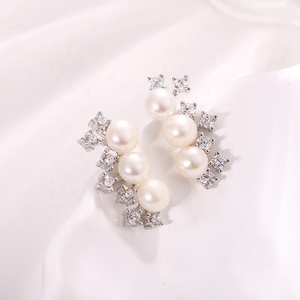 Boucles d'oreilles clous classiques KAMMY 5,5-6 mm en argent 925 avec perles d'eau douce, moissanite et zircon, style vintage et tendance pour les fêtes - Product Image 5