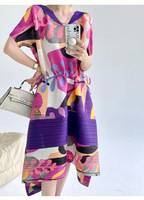 Robe plissée sur mesure style Miyake pour femme, élégante, à imprimé abstrait, avec cordon de serrage à la taille, col en V, longueur maxi, tenue de fabricant