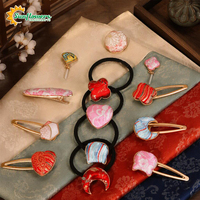 Kit DIY d'accessoires pour cheveux en brocart - Tissu chinois authentique, supports métalliques, colle et outils pour créer des accessoires élégants.