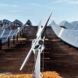 Système de suivi solaire multifonctionnel à axe unique pour panneaux photovoltaïques – Suiveur solaire intelligent à axe unique, portrait/horizontal - Product Image 1