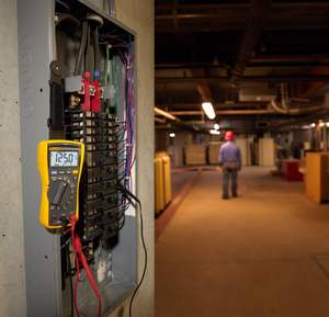 Kit de Multímetro y Pinza Amperimétrica 117/323 para Electricistas Residenciales y Comerciales, Voltaje de CA/CC de 600 V, Corriente de CA de 400 A, Valor Eficaz Real - Product Image 2