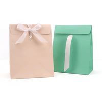 Sacs cadeaux personnalisés en carton kraft recyclable de luxe, imprimés, avec poignées en ruban, logos en relief/à plat, pelliculage pour usage cadeau