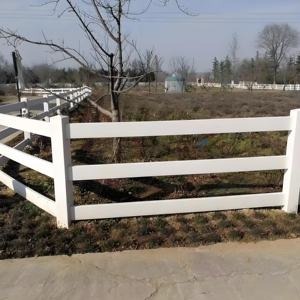 Valla de caballo de PVC de Tres rieles Profesional, Diseño de perímetro seguro para centros ecuestres, instalaciones de entrenamiento, cría de ovejas - Product Image 1