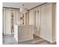 Meuble de chambre néoclassique : Armoire en bois avec portes vitrées et coiffeuse intégrée