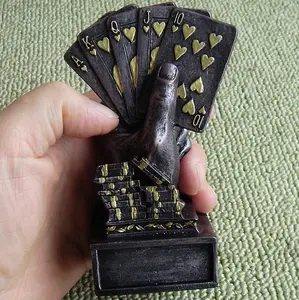 Neue beliebte Gold-Silber-Kupfer-Hand Poker Casino Souvenirs Auszeichnungen 3d-Poker-Karte Kunststoff-Harz-Trophäe für Turniersieger Poker