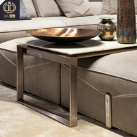 Table basse rectangulaire de luxe standard avec plateau en marbre, base en acier inoxydable, accents en cuir, mobilier moderne italien pour la maison