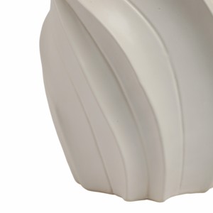 Vaso in ceramica con design scultoreo a spirale per l'arredamento del soggiorno - Product Image 5