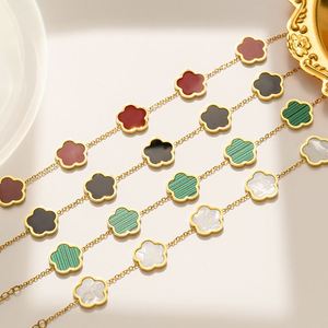 Pulsera de Acero Inoxidable Chapada en Oro de 18K, Resistente al Agua, Sin Decoloración, Sin Deslustre, Moderna, con Dije de Flor de Ciruelo y Trébol de Cinco Hojas - Product Image 1
