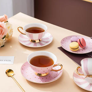 Elegante <span class=keywords><strong>Set</strong></span> Regalo per la Casa: Tazze da <span class=keywords><strong>Caffè</strong></span> in Ceramica con Motivo a Righe Inglesi, Tazze da Tè con Piattini in Fine Bone China, <span class=keywords><strong>Set</strong></span> da 6 Pezzi - Product Image 3