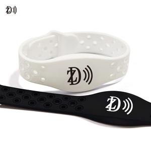 HF Mifare ntag NFC RFID สายรัดข้อมือซิลิโคนโลโก้กำหนดสีเอง <span class=keywords><strong>QR</strong></span> <span class=keywords><strong>Code</strong></span> สำหรับยิมและสายรัดข้อมือสำหรับเล่นกีฬา - Product Image 5