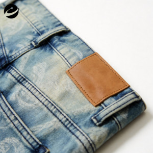 شورت جينز رجالي من XUCHANG بتصميم أصلي مخصص، طباعة ليزر عتيقة، حواف خام، 100% قطن جاكار - Product Image 4