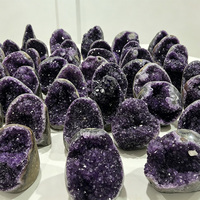 Décoration d'intérieur Feng Shui en gros : Petite géode d'améthyste, article de décoration en cristal naturel, technique de gravure sculptée à la main