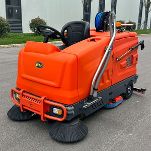 Macchina Industriale Funzionale per Spazzare e Lavare Pavimenti, Spazzatrice Stradale con Operatore a Bordo, Attrezzatura per Pulizia Pavimenti per Grandi Fabbriche e Aziende - Product Image 1