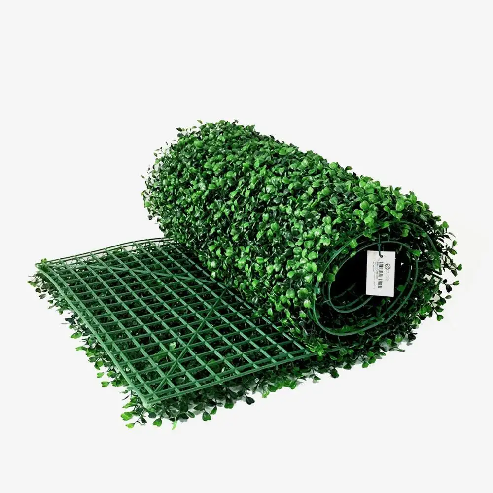 Planta artificial verde da parede ao ar livre