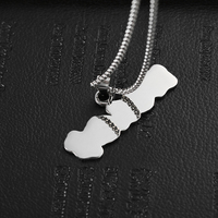 Collier pendentif en métal avec logo personnalisé, lettrage en acier inoxydable résistant à la corrosion