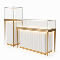 Vitrine à bijoux en bois sur mesure avec étagères en verre et structure en acier inoxydable pour les magasins de détail