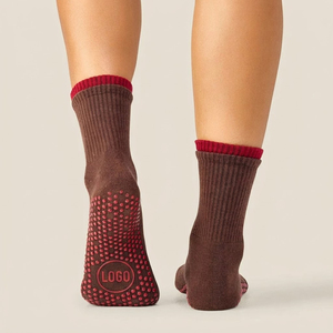 Calcetines Antideslizantes al por Mayor OEM ODM de Marca Privada con Logotipo Personalizado, Puntos de Silicona en Toda la Suela, Mezcla de Algodón, Rayas, Tipo Crew - Product Image 1