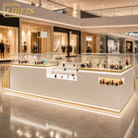 Kiosque de présentation de parfums professionnel et élégant, style vitrine, blanc et or, écologique, durable, avec éclairage LED pour centre commercial