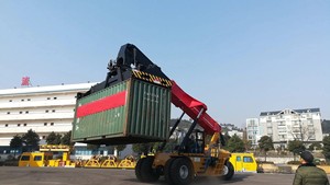 45 Ton <strong>Container</strong> Forklift Reach <strong>Stacker</strong> SRSC45H3 <strong>Container</strong> Handling Equipment with Hydraulic Spreader for Port Use - Product Image 3