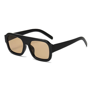 Lunettes de soleil carrées à double pont vintage élégantes lunettes pour hommes avec monture en PC transparente rouge lentille gris océan et rivets verts - Product Image 5