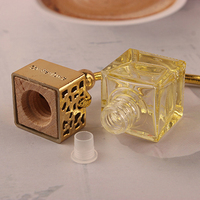 Vente en gros BYPE PERFUME JD-B018 8ml Flacon de parfum en verre plat doré pour voiture, diffuseur d'air carré avec bouchon à vis