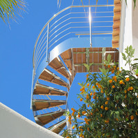 Escalier en bois multicolore élégant avec un design d'arc moderne pour l'intérieur, avec garde-corps en verre, disponible en acier, PVC et métal