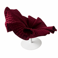 Fauteuil de salon en velours matelassé design, rouge vin, fauteuil pivotant sculptural, pour salon de luxe, hôtel