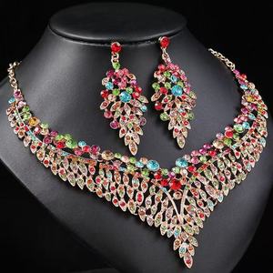 2025ใหม่ชุดเครื่องประดับคริสตัลและสร้อยคอรูปตัววีและต่างหูรูปตัววีสีทองสวยงามแฟชั่นคุณภาพสูง - Product Image 6