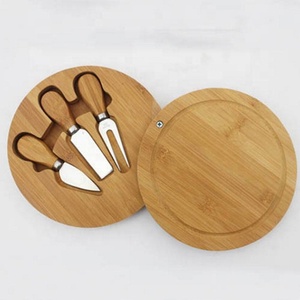 Tabla de Cortar Queso de Bambú con Juego de Tres Cuchillos y Tabla de Cortar Estilo Rústico con una Variedad de Usos - Product Image 3