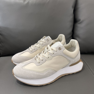 รองเท้าหนังแกะคุณภาพสูงสำหรับผู้ชาย ดีไซน์หรูหรา กันลื่น เหมาะสำหรับกิจกรรมกลางแจ้ง รองรับอุ้งเท้า รองเท้ากีฬา ผลิตจากโรงงานกวางตุ้ง รับผลิตแบบ OEM - Product Image 1